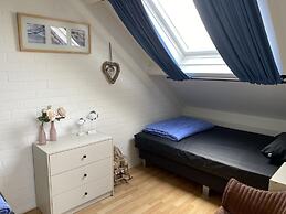 Bright Holiday Home Near Beach
