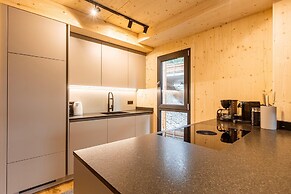 Lovely Chalet With hot tub