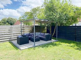 Holiday Home With Pet-friendly Garden