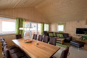 Lush Chalet With hot tub