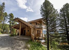 Lush Chalet With hot tub