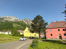 Mountain-view Styria Apartment