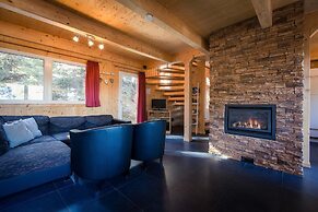 Cozy Chalet With hot tub