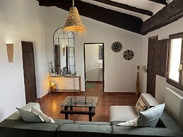 Miluna Oasis Suites - Sleeps4-pool-mountainview