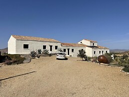 Miluna Oasis Suites - Sleeps4-pool-mountainview