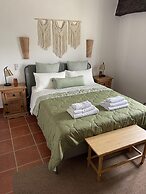 Miluna Oasis Suites - Sleeps4-pool-mountainview