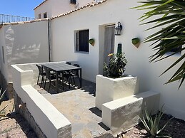Miluna Oasis Suites - Sleeps4-pool-mountainview