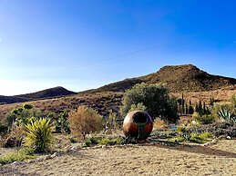 Miluna Oasis Suites - Sleeps4-pool-mountainview