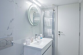 Central 2Bd Apt w Balcony by Monastiraki