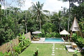 Pitu A Punggul Village Escape