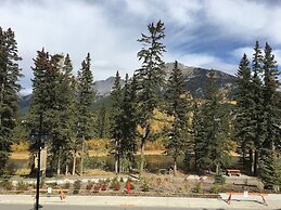 Rundle Cliffs Lodge by Canmore Premier