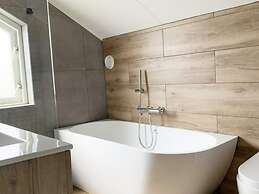 Spacious Bungalow Near Water