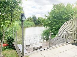 Spacious Bungalow Near Water
