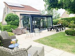 Spacious Bungalow Near Water
