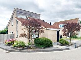 Spacious Bungalow Near Water