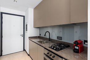 Waves - Stylish 13th-Floor Studio with Top-Notch Amenities