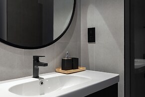 Waves - Stylish 13th-Floor Studio with Top-Notch Amenities