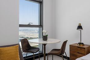 Waves - Stylish 13th-Floor Studio with Top-Notch Amenities