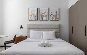 Waves - Stylish 13th-Floor Studio with Top-Notch Amenities