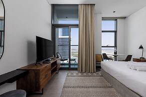 Waves - Stylish 13th-Floor Studio with Top-Notch Amenities