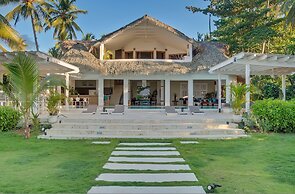 Beachfront Oasis Pool Chef Hskp Sleeps 22