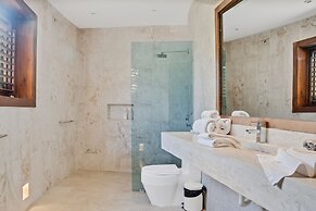 Beachfront Oasis Pool Chef Hskp Sleeps 22