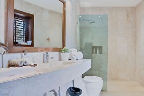 Beachfront Oasis Pool Chef Hskp Sleeps 22