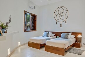 Beachfront Oasis Pool Chef Hskp Sleeps 22