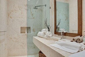 Beachfront Oasis Pool Chef Hskp Sleeps 22