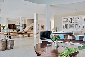 Beachfront Oasis Pool Chef Hskp Sleeps 22