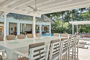 Beachfront Oasis Pool Chef Hskp Sleeps 22