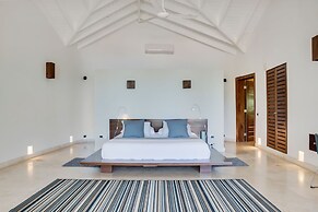 Beachfront Oasis Pool Chef Hskp Sleeps 22