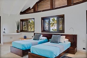 Beachfront Oasis Pool Chef Hskp Sleeps 22