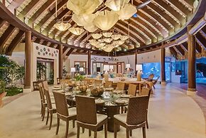 Dazzling Beachfront Villa With Swim-up Bar