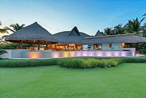 Dazzling Beachfront Villa With Swim-up Bar
