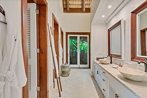 Dazzling Beachfront Villa With Swim-up Bar