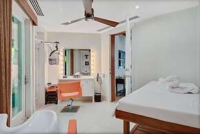 Dazzling Beachfront Villa With Swim-up Bar