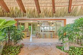 Dazzling Beachfront Villa With Swim-up Bar