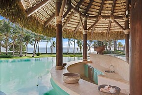 Dazzling Beachfront Villa With Swim-up Bar