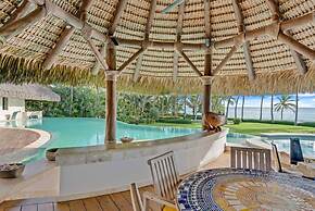 Dazzling Beachfront Villa With Swim-up Bar