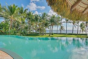 Dazzling Beachfront Villa With Swim-up Bar