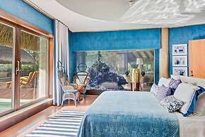 Dazzling Beachfront Villa With Swim-up Bar