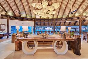 Dazzling Beachfront Villa With Swim-up Bar