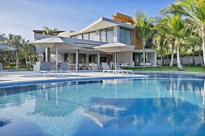 Exquisite Villa w Stunning Ocean Views Gym Golf