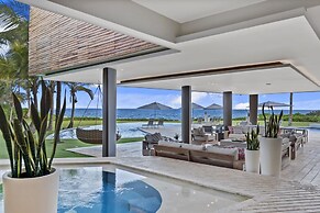 Exquisite Villa w Stunning Ocean Views Gym Golf