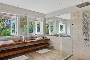 Oceanfront Golf Course Estate w Pool Guest House