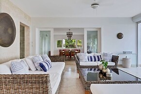 Oceanfront Golf Course Estate w Pool Guest House
