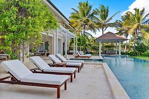 Oceanfront Golf Course Estate w Pool Guest House