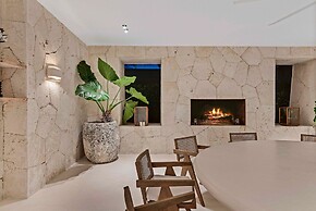 Magnificent 5BR Modern Tropical Villa With Pool