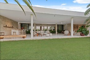 Magnificent 5BR Modern Tropical Villa With Pool